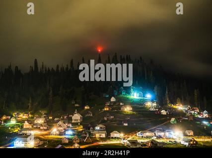 Vue sur la célèbre station de Bakhmaro dans la nuit Banque D'Images