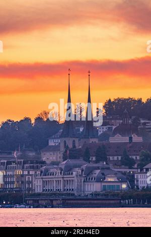 Vue sur le lac de Lucerne à Lucerne et la Hofkirche avec un ciel rouge Banque D'Images