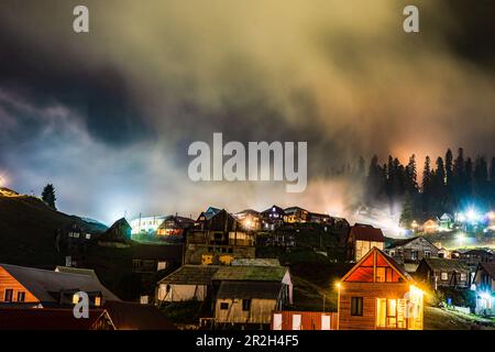 Vue sur la célèbre station de Bakhmaro dans la nuit Banque D'Images