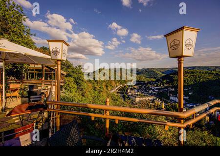 Vue depuis le restaurant du Bismarckturm jusqu'à la station de montagne du Kurwaldbahn et la vallée de la Lahn, Bad EMS, Rhénanie-Palatinat, Allemagne Banque D'Images