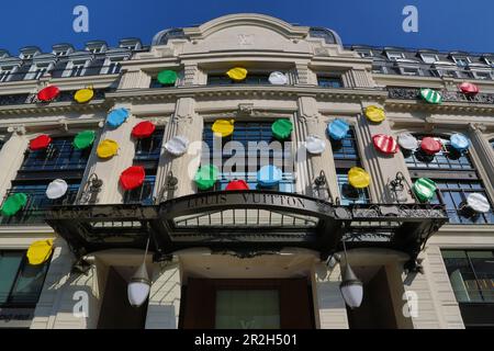France, Paris, sculpture geante de Yayoi Kusama et poi multicores, siège immeuble Louis Vuitton rue du Pont-neuf Banque D'Images