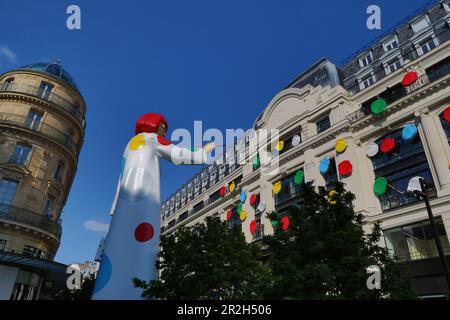 France, Paris, sculpture geante de Yayoi Kusama et poi multicores, siège immeuble Louis Vuitton rue du Pont-neuf Banque D'Images