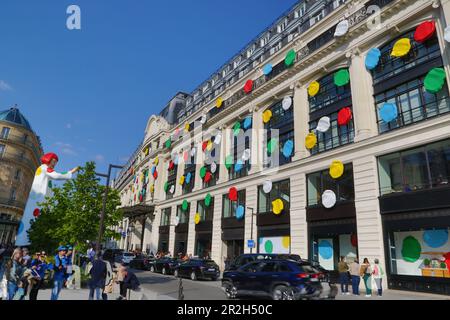 France, Paris, sculpture geante de Yayoi Kusama et poi multicores, siège immeuble Louis Vuitton rue du Pont-neuf Banque D'Images
