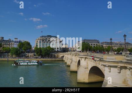 France Paris la Samaritaine et le Pont neuf Banque D'Images