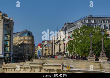 France, Paris, sculpture geante de Yayoi Kusama et poi multicores, siège immeuble Louis Vuitton rue du Pont-neuf Banque D'Images