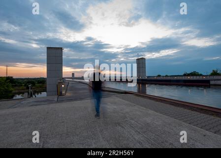 Coucher de soleil à la jonction de la voie navigable de Magdeburg, Canal Mittelland traversé à Trogbrücke Elbe, Hohenwarthe, Saxe-Anhalt, Allemagne Banque D'Images