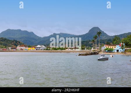 Capitale de l'île Santo António avec port et vue sur Pico Papagaio sur l'île de Principé en Afrique de l'Ouest Banque D'Images