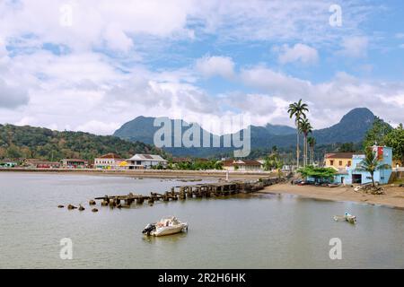 Capitale de l'île Santo António avec port et vue sur Pico Papagaio sur l'île de Principé en Afrique de l'Ouest Banque D'Images