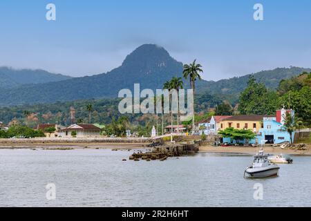 Capitale de l'île Santo António avec port et vue sur Pico Papagaio sur l'île de Principé en Afrique de l'Ouest Banque D'Images