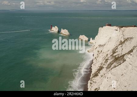 Vue sur les aiguilles sur l'île de Wight à Freshwater avec le phare Banque D'Images