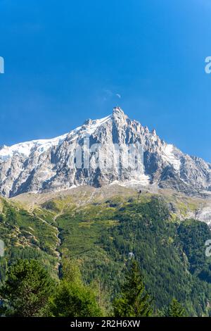 Vue de Chamonix Mont blanc à l'aiguille du midi avec une pleine lune sur la station de montagne Banque D'Images
