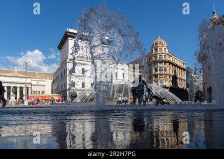 Réflexions dans la fontaine de la Piazza de Ferrari, Gênes, Ligurie, Italie. Banque D'Images