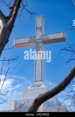 La Croix blanche sur le sommet de Krizevac (montagne de la Croix) à Medjugorje.(Les mots sur la croix se lisaient: 'À Jésus Christ, Rédempteur de la race humaine...') Banque D'Images