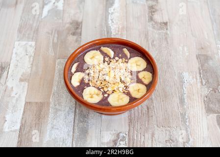 C'est un plat brésilien typique fait avec les fruits congelés et écrasés du palmier Acai de la région amazonienne. Pour ses contributions nutritionnelles, Banque D'Images