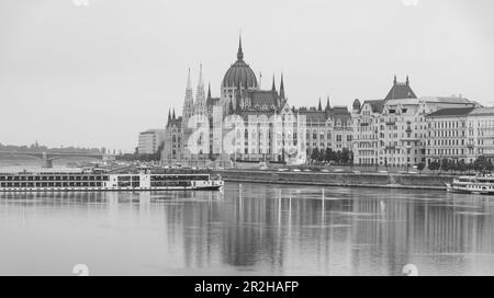 Vue en noir et blanc d'une destination touristique populaire à Budapest Hongrie. Banque D'Images