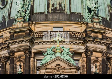 Détails sur la façade ouest de la cathédrale de Berlin avec croix et figures, Berlin, Allemagne Banque D'Images