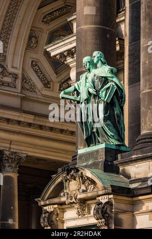Statues de Luc et de Jean comme évangélistes à la cathédrale de Berlin, en Allemagne Banque D'Images