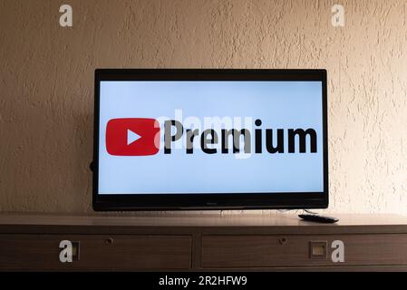Brésil, Rio de Janeiro - 19 mai 2023: Téléviseur écran plat affichant le logo de youtube premium Banque D'Images