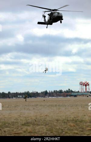 LITTLE FALLS, MINNESOTA - des aviateurs de l'escadron de tactiques spéciales 26th ont mené plusieurs scénarios d'entraînement au centre d'entraînement Camp Ripley à Little Falls, Minnesota, entre 4 mai et 9 mai, y compris des sauts de ligne statiques, des sauts en chute libre, des cours de bataille de peloton d'infanterie et des sauts à la descente. Les 26th STS ont terminé une formation conjointe avec les unités de l'Armée du Minnesota et de la Garde nationale aérienne, comme le Régiment d'aviation du 147th Bataillon des hélicoptères d'assaut de 2nd et la 133rd Escadre de transport aérien. (Photo de la Garde nationale de l'Armée du Minnesota par le Sgt Jorden Newbanks) Banque D'Images