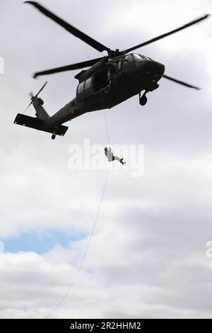 LITTLE FALLS, MINNESOTA - des aviateurs de l'escadron de tactiques spéciales 26th ont mené plusieurs scénarios d'entraînement au centre d'entraînement Camp Ripley à Little Falls, Minnesota, entre 4 mai et 9 mai, y compris des sauts de ligne statiques, des sauts en chute libre, des cours de bataille de peloton d'infanterie et des sauts à la descente. Les 26th STS ont terminé une formation conjointe avec les unités de l'Armée du Minnesota et de la Garde nationale aérienne, comme le Régiment d'aviation du 147th Bataillon des hélicoptères d'assaut de 2nd et la 133rd Escadre de transport aérien. (Photo de la Garde nationale de l'Armée du Minnesota par le Sgt Jorden Newbanks) Banque D'Images