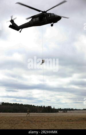 LITTLE FALLS, MINNESOTA - des aviateurs de l'escadron de tactiques spéciales 26th ont mené plusieurs scénarios d'entraînement au centre d'entraînement Camp Ripley à Little Falls, Minnesota, entre 4 mai et 9 mai, y compris des sauts de ligne statiques, des sauts en chute libre, des cours de bataille de peloton d'infanterie et des sauts à la descente. Les 26th STS ont terminé une formation conjointe avec les unités de l'Armée du Minnesota et de la Garde nationale aérienne, comme le Régiment d'aviation du 147th Bataillon des hélicoptères d'assaut de 2nd et la 133rd Escadre de transport aérien. (Photo de la Garde nationale de l'Armée du Minnesota par le Sgt Jorden Newbanks) Banque D'Images