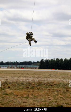 LITTLE FALLS, MINNESOTA - des aviateurs de l'escadron de tactiques spéciales 26th ont mené plusieurs scénarios d'entraînement au centre d'entraînement Camp Ripley à Little Falls, Minnesota, entre 4 mai et 9 mai, y compris des sauts de ligne statiques, des sauts en chute libre, des cours de bataille de peloton d'infanterie et des sauts à la descente. Les 26th STS ont terminé une formation conjointe avec les unités de l'Armée du Minnesota et de la Garde nationale aérienne, comme le Régiment d'aviation du 147th Bataillon des hélicoptères d'assaut de 2nd et la 133rd Escadre de transport aérien. (Photo de la Garde nationale de l'Armée du Minnesota par le Sgt Jorden Newbanks) Banque D'Images