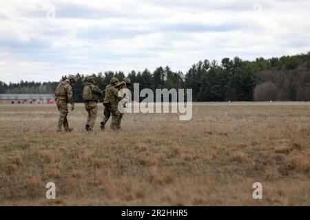 LITTLE FALLS, MINNESOTA - des aviateurs de l'escadron de tactiques spéciales 26th ont mené plusieurs scénarios d'entraînement au centre d'entraînement Camp Ripley à Little Falls, Minnesota, entre 4 mai et 9 mai, y compris des sauts de ligne statiques, des sauts en chute libre, des cours de bataille de peloton d'infanterie et des sauts à la descente. Les 26th STS ont terminé une formation conjointe avec les unités de l'Armée du Minnesota et de la Garde nationale aérienne, comme le Régiment d'aviation du 147th Bataillon des hélicoptères d'assaut de 2nd et la 133rd Escadre de transport aérien. (Photo de la Garde nationale de l'Armée du Minnesota par le Sgt Jorden Newbanks) Banque D'Images