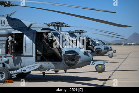 Trois États-Unis Des hélicoptères de la Marine MH-60s Seahawk, affectés à l'Escadron de combat en mer des hélicoptères 14, sont assis sur la ligne aérienne pendant LE VOL DU DRAPEAU ROUGE 23-1 à la base aérienne Davis-Monthan, en Arizona, au 11 mai 2023. La HSC-14 a contribué à la force opérationnelle de recherche et de sauvetage au combat pendant la RF-R en transportant des membres des forces armées et de l'équipement dans divers lieux d'exercice. (É.-U. Photo de la Force aérienne par Airman classe 1st Paige Weldon) Banque D'Images