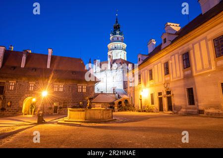 Château de Cesky Krumlov, Bohême du Sud, République Tchèque dans la soirée Banque D'Images