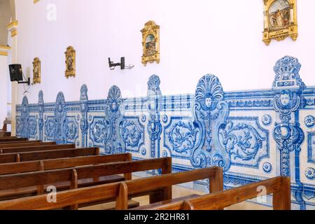 Intérieur de la cathédrale de Nossa Senhora da Graça avec une frise azuleijo bleue et blanche et une porte jaune à Sao Tomé sur l'île de Sao Tomé en Afrique de l'Ouest Banque D'Images