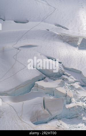 Grimpeurs venant du Mont blanc sur un sentier bien entretenu, Vallée de Chamonix-Mont-blanc, le Mont-blanc, Bonneville, haute-Savoie, Auvergne-Rhône-Alpes, Franc Banque D'Images