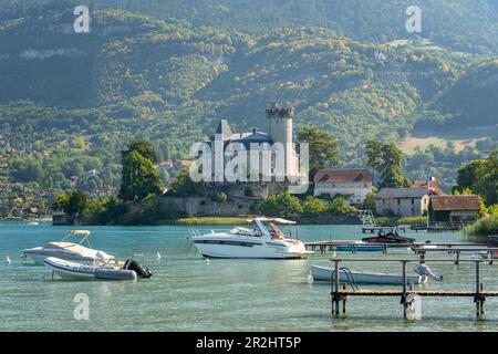 Vue sur le lac d'Annecy jusqu'au château de Duingt, Annecy, haute-Savoie, Auvergne-Rhône-Alpes, France Banque D'Images