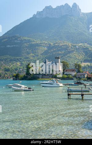 Vue sur le lac d'Annecy jusqu'au château de Duingt, Annecy, haute-Savoie, Auvergne-Rhône-Alpes, France Banque D'Images