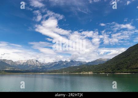 Le lac de Santa Croce entouré par les Dolomites de Belluno, Alpago, Belluno, Vénétie, Italie Banque D'Images