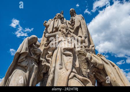 Groupe sculptural représentant les Saints Cyril et Methodius sur le pont Charles à Prague, République tchèque Banque D'Images