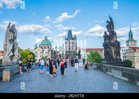 Pont Charles avec la tour du pont de la vieille ville à Prague, République tchèque Banque D'Images