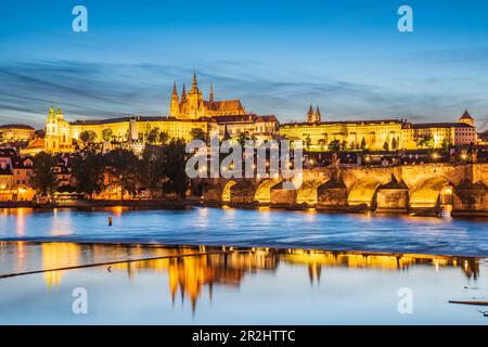 Pont Charles au-dessus de la Vltava et du château de Hradcany à Prague, en République tchèque, la nuit Banque D'Images