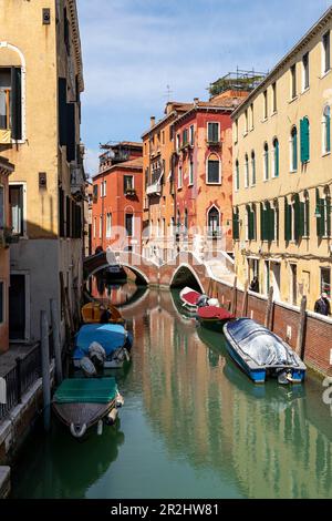 Bateaux amarrés dans le Rio del Mondo Novo, Venise, Vénétie, Italie. Banque D'Images