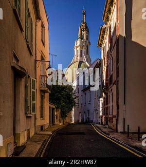 Vue à travers une allée dans la vieille ville de Vichy vers l'église de Saint Blaise, Auvergne-Rhône-Alpes, France Banque D'Images
