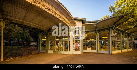 Galerie du Parc des sources et entrée du Hall des sources dans le quartier thermal de Vichy, Auvergne-Rhône-Alpes, France Banque D'Images