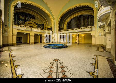 Fontaine des Thermes les dômes dans le quartier thermale de Vichy, Auvergne-Rhône-Alpes, France Banque D'Images