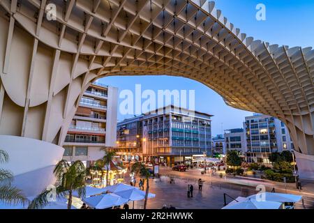 La structure futuriste en bois et terrasse d'observation Metropol parasol sur la Plaza de la Encarnación au crépuscule, Séville, Andalousie, Espagne Banque D'Images