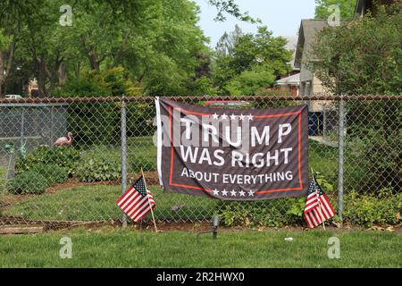 Trump avait raison sur toute la bannière d'une clôture à des Plaines, Illinois, avec des drapeaux américains devant lui Banque D'Images