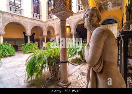 Statue dans la cour du Palais et musée Palacio de la Condesa de Lebrija à Séville, Séville, Andalousie, Espagne Banque D'Images