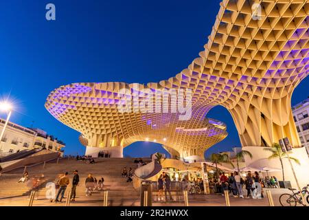 La structure futuriste en bois et terrasse d'observation Metropol parasol sur la Plaza de la Encarnación au crépuscule, Séville, Andalousie, Espagne Banque D'Images