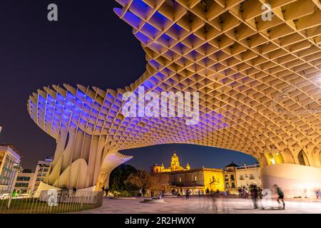 La structure futuriste en bois et terrasse d'observation Metropol parasol sur la Plaza de la Encarnación au crépuscule, Séville, Andalousie, Espagne Banque D'Images