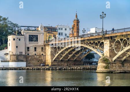 Pont Puente de Isabel II au-dessus du fleuve Guadalquivir et de la Capilla Virgen del Carmen, Séville, Andalousie, Espagne Banque D'Images