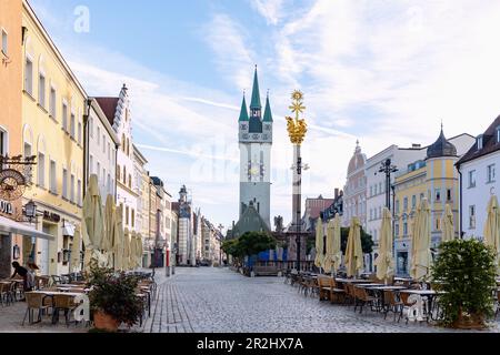 Theresienplatz avec colonne de la Trinité, fontaine de la rue Tiburtius et vue sur la tour de la ville de Straubing en Basse-Bavière en Allemagne Banque D'Images