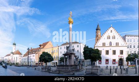 Theresienplatz avec colonne de la Trinité, fontaine de la rue Tiburtius et vue de l'ancienne église jésuite à Straubing en Basse-Bavière en Allemagne Banque D'Images