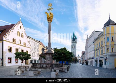 Theresienplatz avec colonne de la Trinité, fontaine de la rue Tiburtius et vue sur la tour de la ville de Straubing en Basse-Bavière en Allemagne Banque D'Images